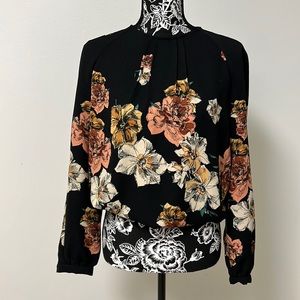 NWOT* Zara beautiful flora blouse, never worn. Size small.